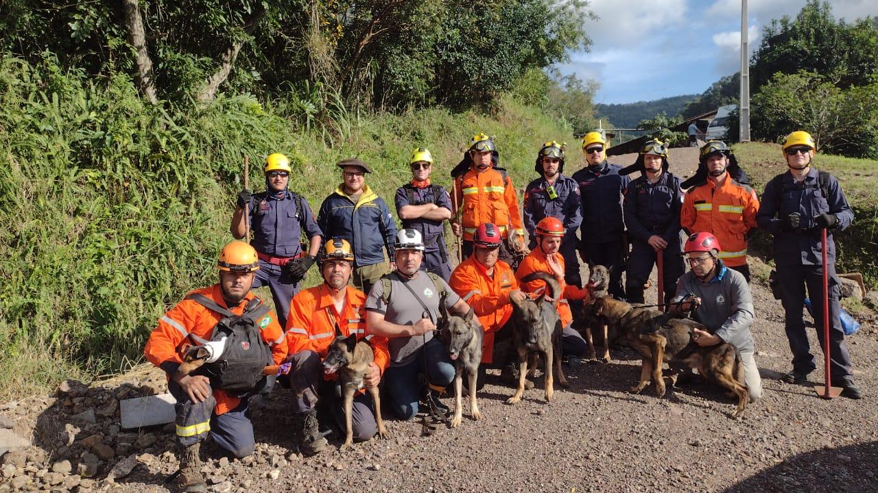 Equipe CK9 em operação de busca e resgate com cães